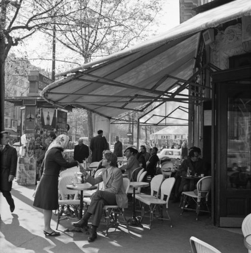 Ontmoeting op het terras van café-restaurant Deux Magots in Saint-Germain-des-Prés (licencia CC-by-sa)