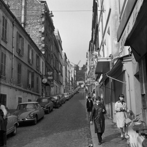 Rue Lepic in Montmartre, met aan het einde van de straat Le Moulin de la Galette (licencia CC-by-sa)