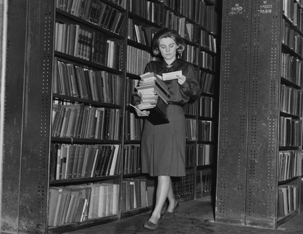 Collecting books for readers in the reserve stacks (1964), por LSE Library ,en dominio público en https://flic.kr/p/6YUnLX 