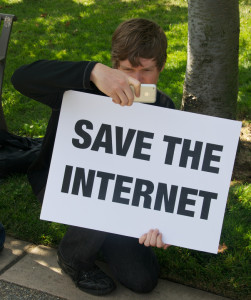 "Save the Internet" por Steve Rodhes con licencia by-nc-nd https://flic.kr/p/8s7Jqm